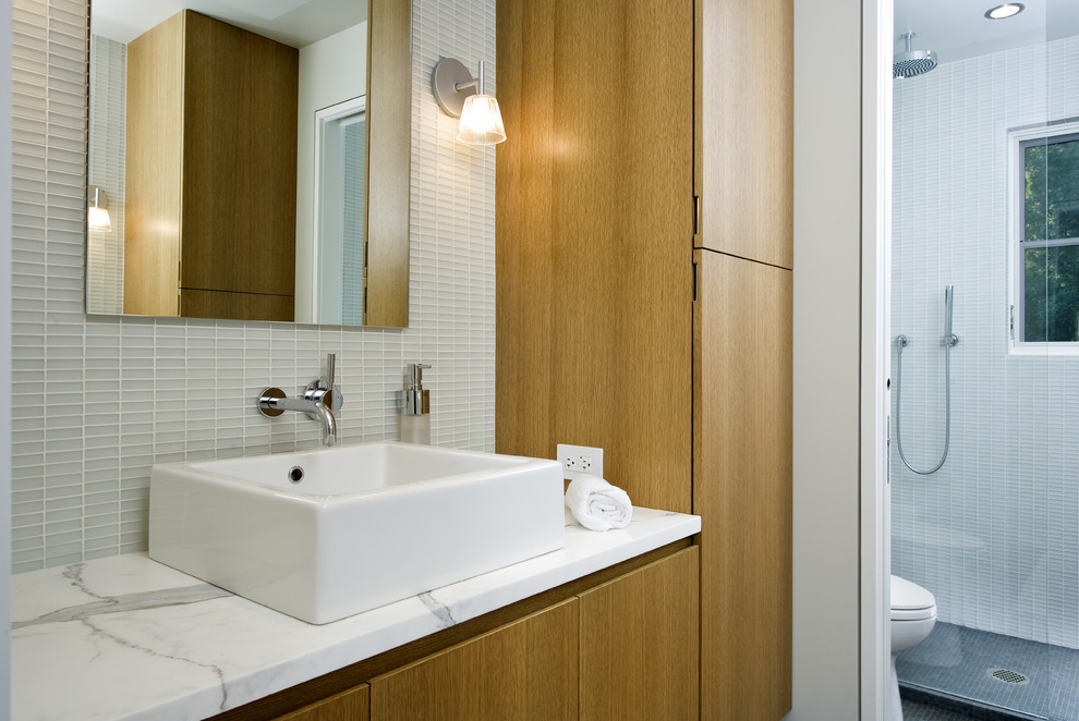Foto de cuarto de baño rectangular tradicional renovado con lavabo sobreencimera