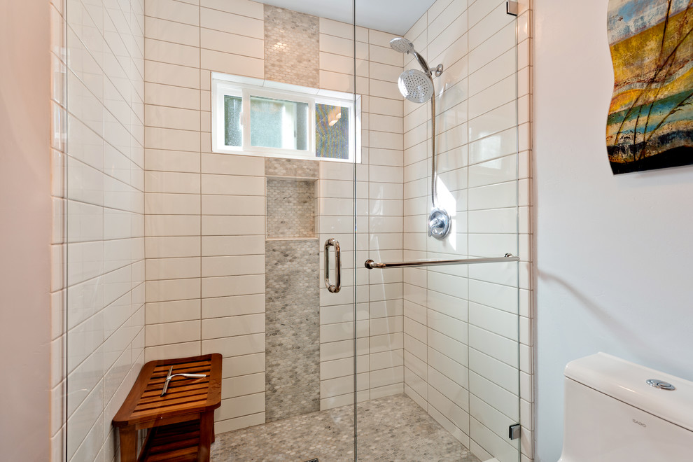 Exempel på ett mellanstort modernt badrum, med släta luckor, skåp i mellenmörkt trä, en dusch i en alkov, en toalettstol med hel cisternkåpa, keramikplattor, grå väggar, klinkergolv i småsten, ett fristående handfat, grått golv och dusch med gångjärnsdörr