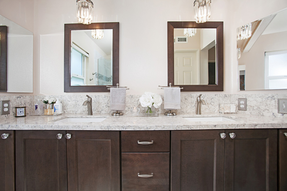 Exempel på ett klassiskt en-suite badrum, med rosa väggar, skåp i shakerstil, bruna skåp, ett badkar i en alkov, en dusch/badkar-kombination, flerfärgad kakel, keramikplattor, klinkergolv i keramik, ett undermonterad handfat, bänkskiva i kvarts, flerfärgat golv och dusch med gångjärnsdörr