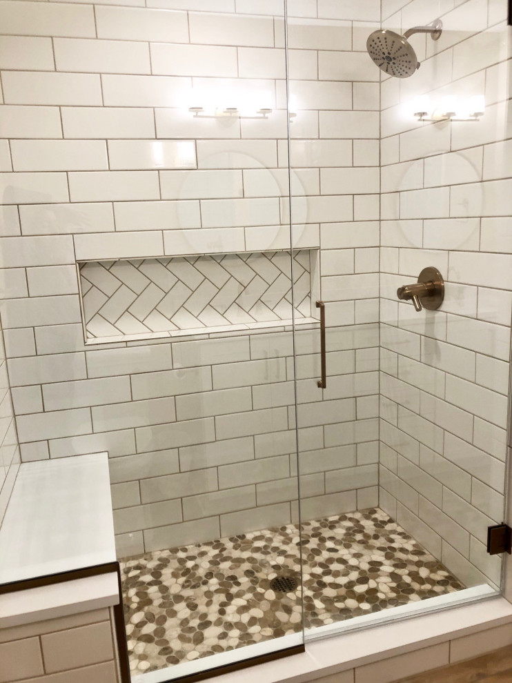 Пример оригинального дизайна: маленькая главная ванная комната в стиле неоклассика (современная классика) с фасадами в стиле шейкер, белыми фасадами, душем в нише, раздельным унитазом, белой плиткой, плиткой кабанчик, розовыми стенами, полом из плитки под дерево, врезной раковиной, столешницей из искусственного кварца, бежевым полом, душем с распашными дверями, белой столешницей, сиденьем для душа, тумбой под две раковины и встроенной тумбой для на участке и в саду