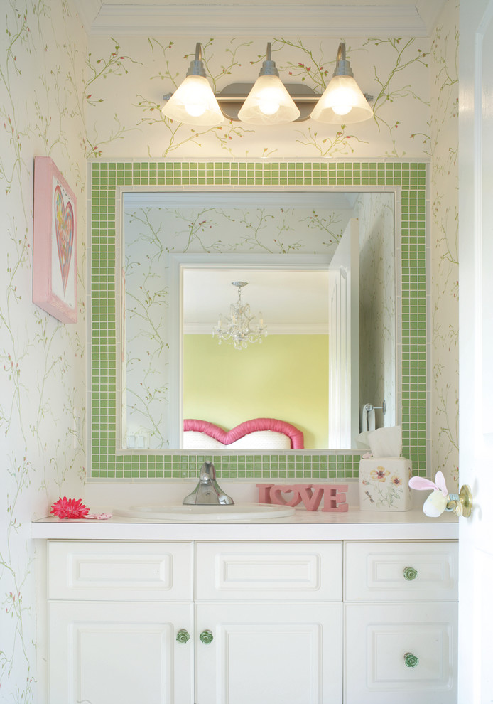 Bild på ett mellanstort vintage badrum för barn, med vita skåp, vit kakel, ett nedsänkt handfat, luckor med upphöjd panel, laminatbänkskiva, keramikplattor och vita väggar