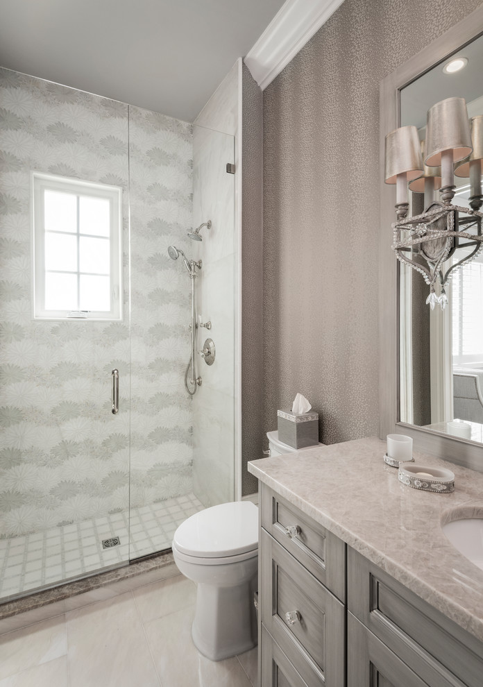 Пример оригинального дизайна: ванная комната среднего размера в стиле неоклассика (современная классика) с фасадами с выступающей филенкой, серыми фасадами, открытым душем, разноцветной плиткой, керамической плиткой, разноцветными стенами, мраморным полом, врезной раковиной, мраморной столешницей, бежевым полом, душем с распашными дверями и разноцветной столешницей