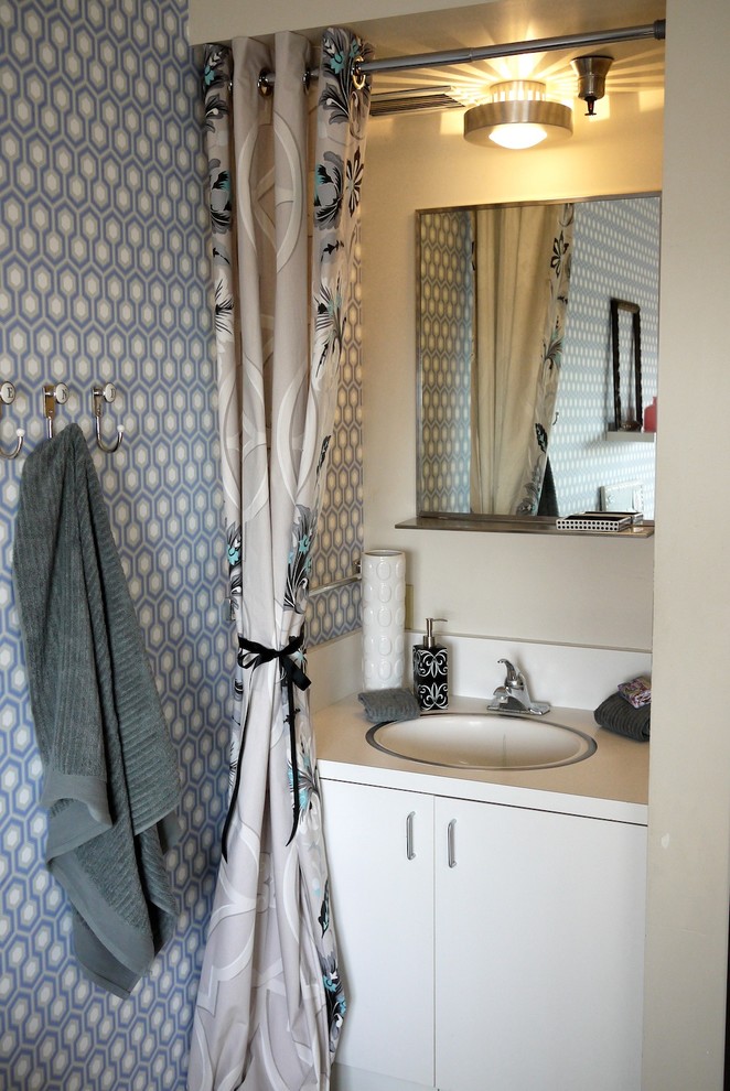 Свежая идея для дизайна: ванная комната в стиле фьюжн с накладной раковиной - отличное фото интерьера