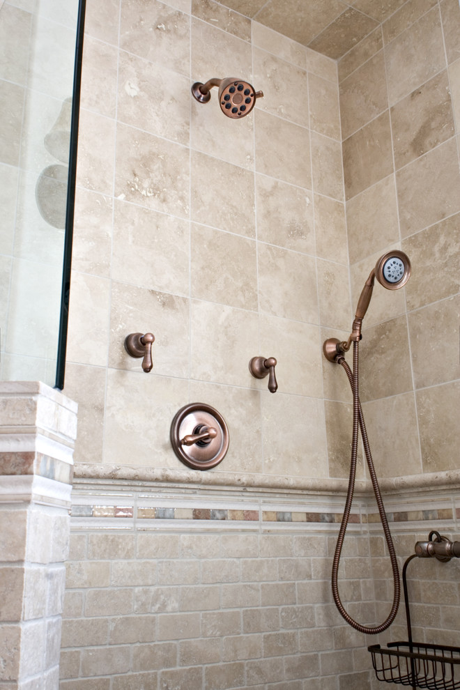 Idéer för ett litet klassiskt badrum med dusch, med ett undermonterad handfat, skåp i shakerstil, vita skåp, granitbänkskiva, en hörndusch, en toalettstol med separat cisternkåpa, beige kakel, stenkakel, beige väggar och klinkergolv i porslin