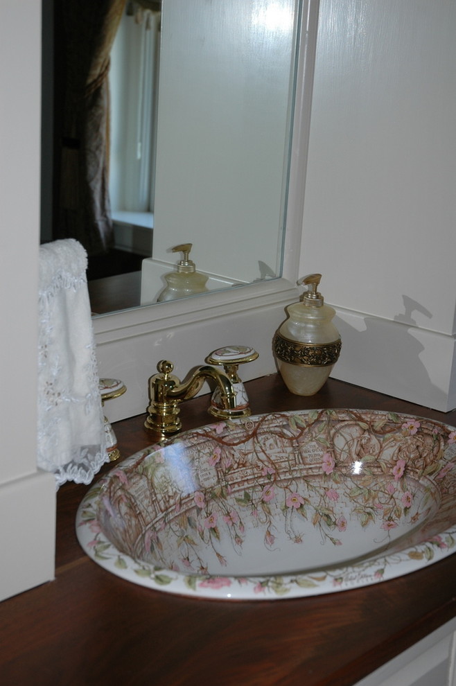 Стильный дизайн: главная ванная комната среднего размера в классическом стиле с фасадами островного типа, белыми фасадами, столешницей из дерева, полновстраиваемой ванной, душем над ванной, бежевой плиткой, мраморной плиткой, мраморным полом, накладной раковиной, раздельным унитазом, коричневыми стенами, бежевым полом, шторкой для ванной, коричневой столешницей, тумбой под одну раковину, напольной тумбой и кессонным потолком - последний тренд