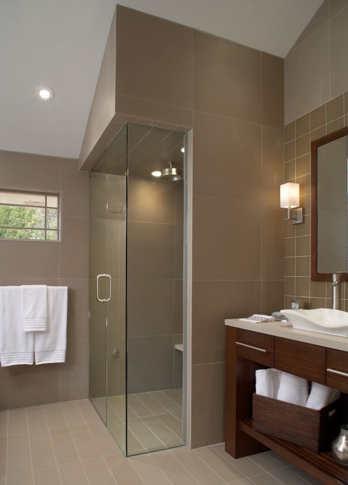 Inspiration för ett funkis badrum, med öppna hyllor, en kantlös dusch, brun kakel och ett fristående handfat