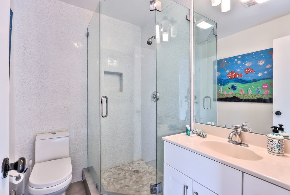 Inspiration för mycket stora moderna vitt badrum för barn, med skåp i shakerstil, vita skåp, en hörndusch, grå kakel, grå väggar, klinkergolv i keramik, ett undermonterad handfat, bänkskiva i kvarts, vitt golv och dusch med gångjärnsdörr