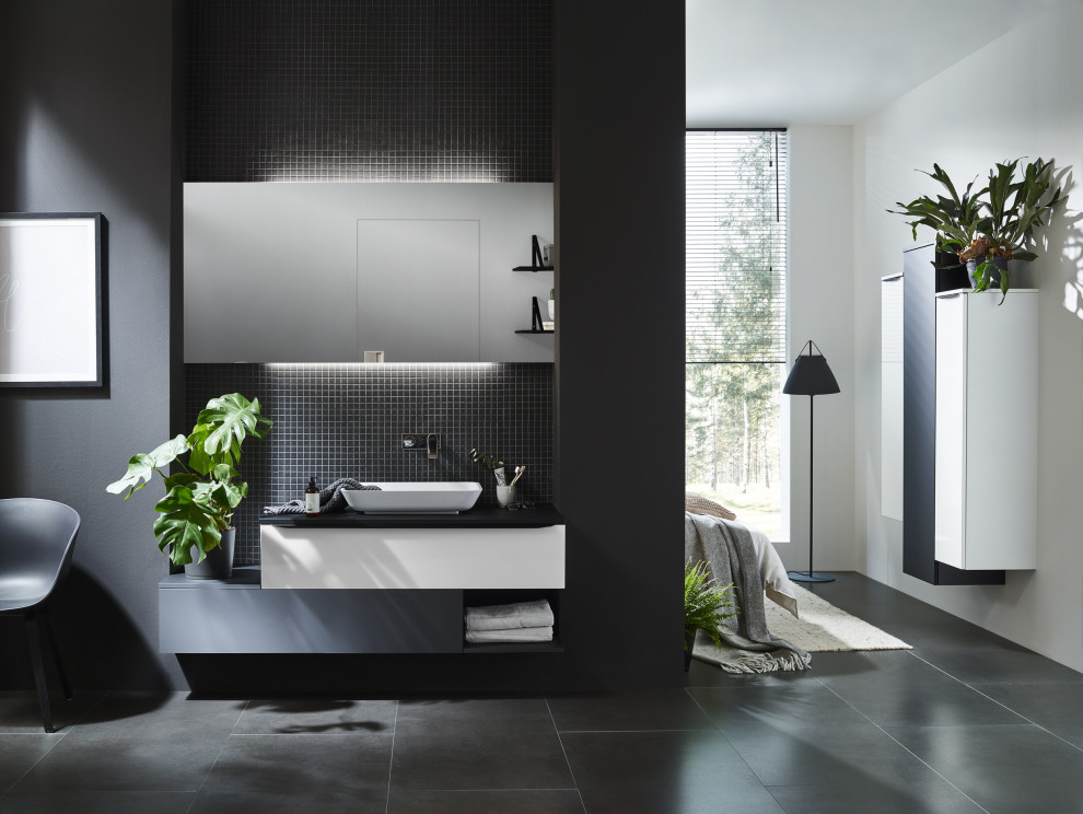 Inspiration för mellanstora minimalistiska svart en-suite badrum, med släta luckor, vita skåp, svart kakel, mosaik, grå väggar, skiffergolv, ett fristående handfat, laminatbänkskiva och grått golv