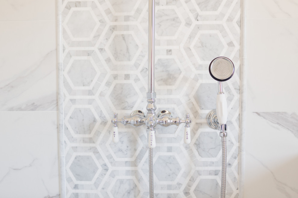 Пример оригинального дизайна: главная ванная комната среднего размера в стиле неоклассика (современная классика) с фасадами в стиле шейкер, белыми фасадами, угловым душем, унитазом-моноблоком, белой плиткой, керамогранитной плиткой, серыми стенами, мраморным полом, врезной раковиной, мраморной столешницей, белым полом, душем с распашными дверями, белой столешницей, тумбой под две раковины и встроенной тумбой