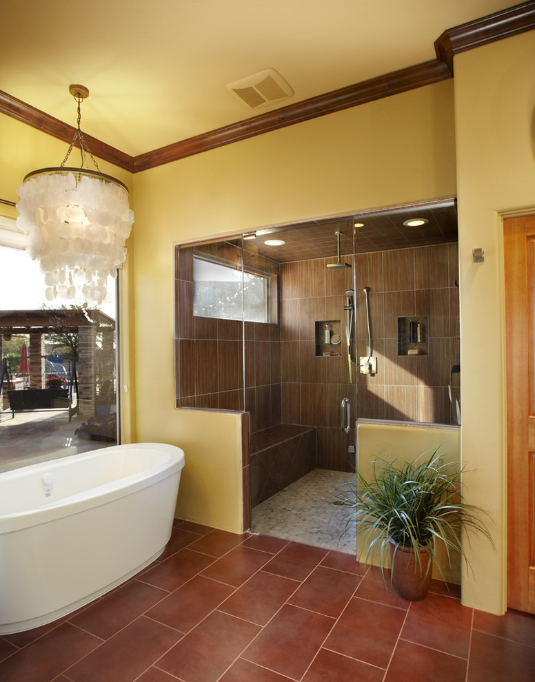 Klassisches Badezimmer mit freistehender Badewanne, bodengleicher Dusche, braunen Fliesen, Porzellanfliesen, beiger Wandfarbe und Porzellan-Bodenfliesen in Phoenix