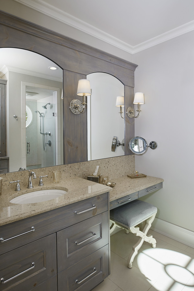 Klassisk inredning av ett mellanstort badrum, med luckor med infälld panel, grå skåp, grå väggar, klinkergolv i keramik, ett undermonterad handfat och granitbänkskiva
