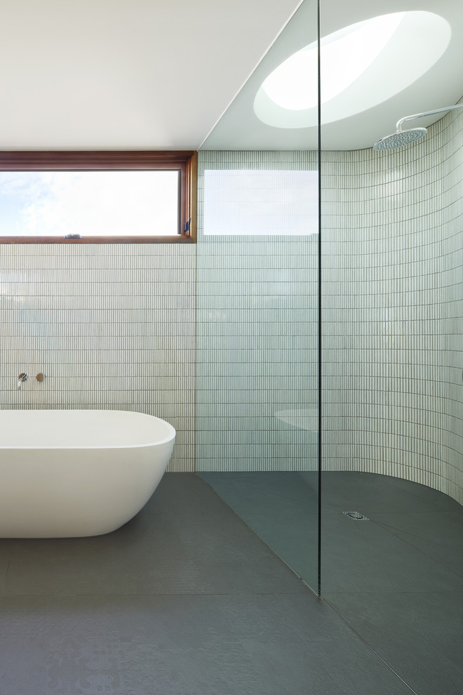 На фото: ванная комната в современном стиле с отдельно стоящей ванной, открытым душем и открытым душем