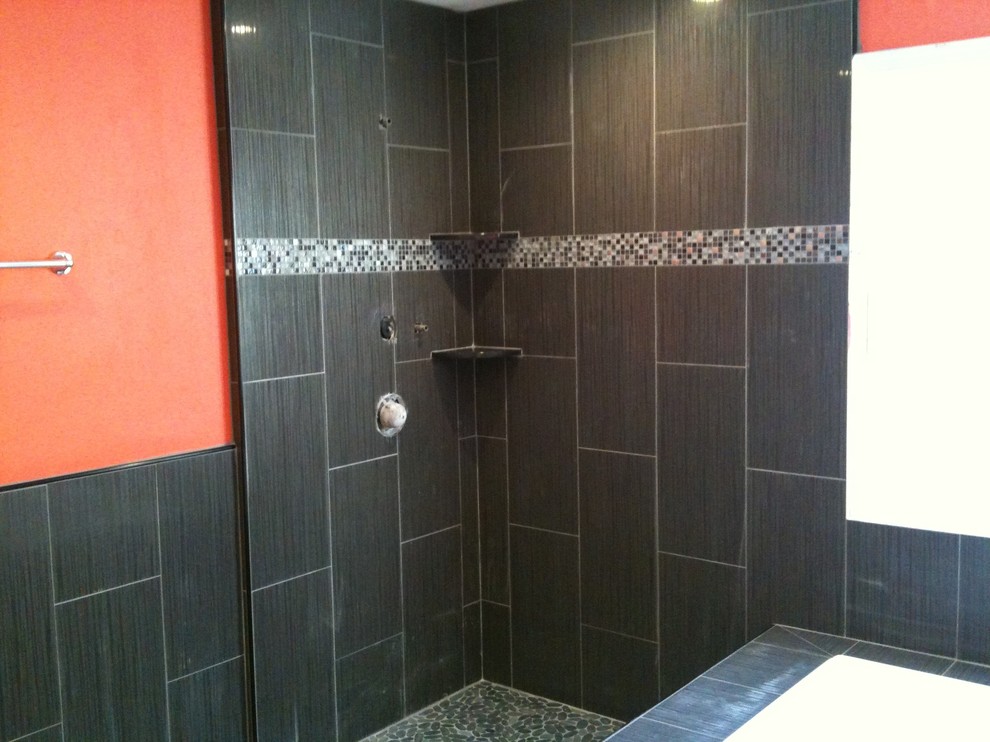 Immagine di una grande stanza da bagno padronale minimal con vasca ad angolo, doccia ad angolo, pareti rosse e pavimento con piastrelle di ciottoli