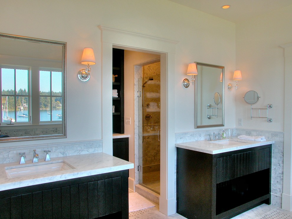 Exemple d'une salle de bain chic avec un lavabo encastré, des portes de placard noires et un placard à porte plane.