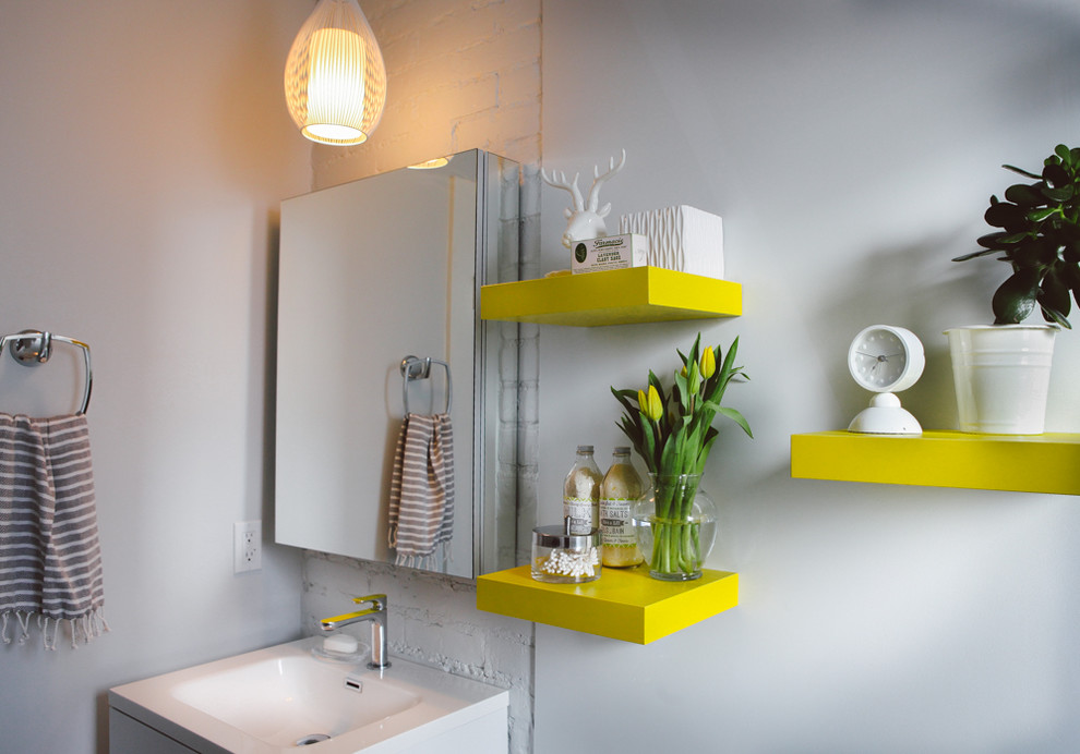Inspiration för ett litet funkis badrum med dusch, med släta luckor, vita skåp, ett badkar i en alkov, en dusch/badkar-kombination, vit kakel, keramikplattor, vita väggar, ett integrerad handfat och bänkskiva i akrylsten