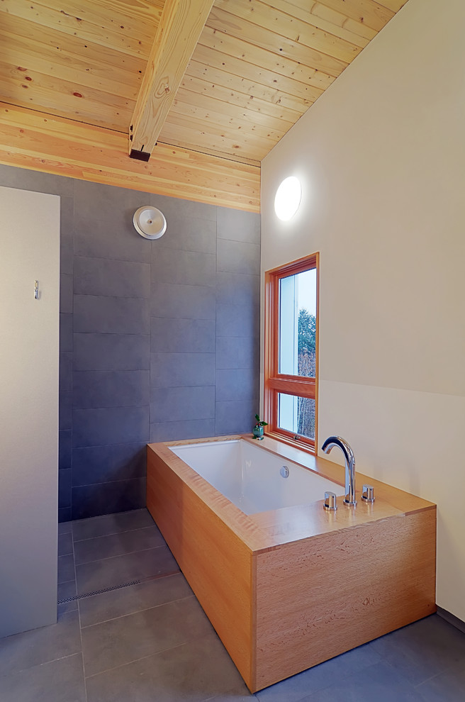 Modernes Badezimmer mit freistehender Badewanne in Portland