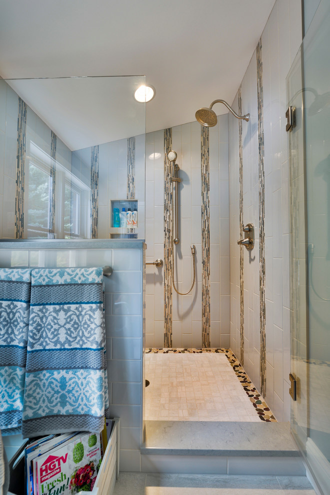 На фото: главная ванная комната среднего размера в стиле неоклассика (современная классика) с душем в нише, бежевой плиткой, синими стенами и полом из керамической плитки