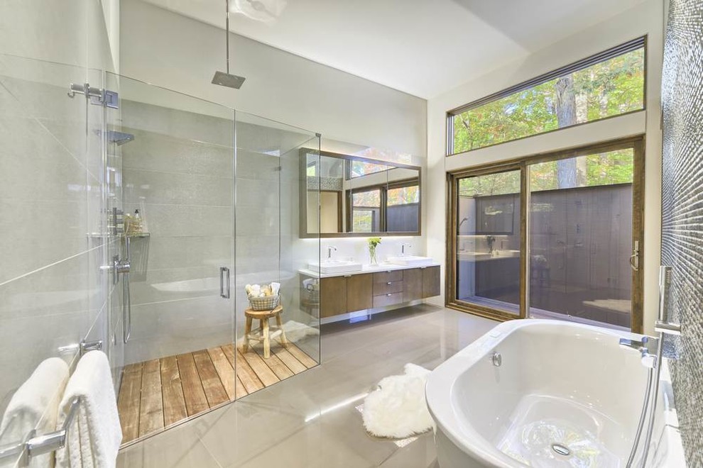 Diseño de cuarto de baño principal actual con armarios con paneles lisos y ducha a ras de suelo