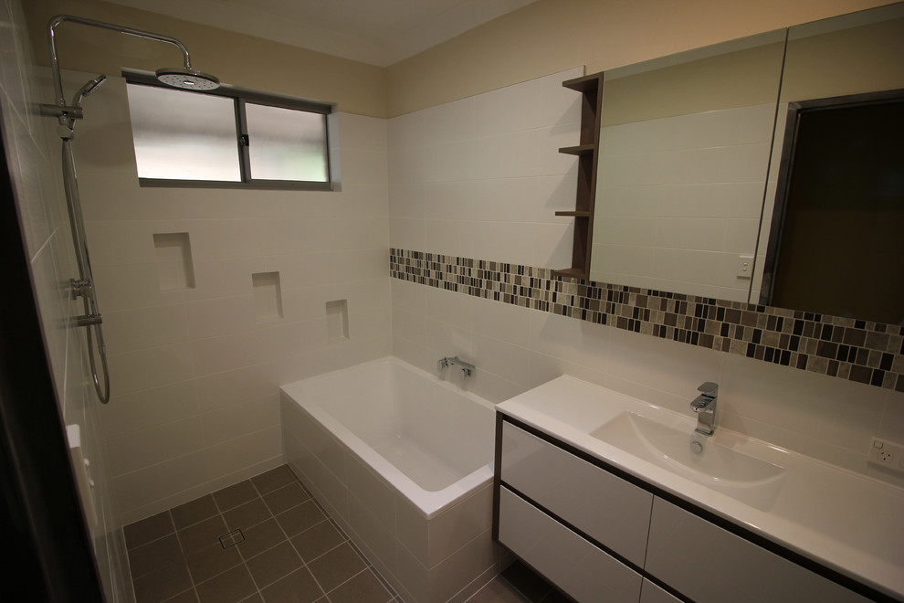 Kleines Modernes Badezimmer mit verzierten Schränken, weißen Schränken, Einbaubadewanne, offener Dusche, farbigen Fliesen, Keramikfliesen, bunten Wänden, Keramikboden und integriertem Waschbecken in Perth