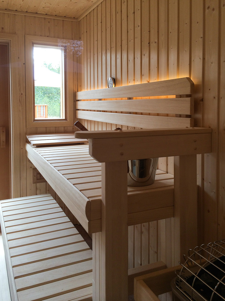 Foto di una sauna contemporanea di medie dimensioni con zona vasca/doccia separata, piastrelle bianche, piastrelle in ceramica, pareti grigie e pavimento in legno massello medio