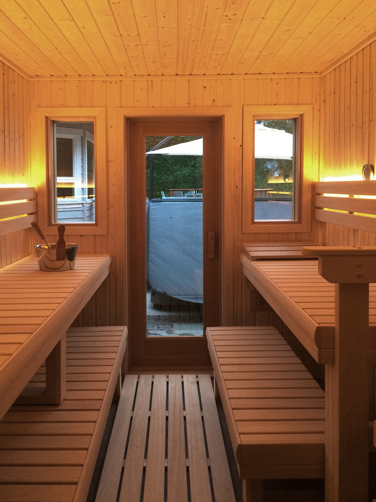 Inspiration pour un sauna design de taille moyenne avec un espace douche bain, un carrelage blanc, des carreaux de céramique, un mur gris et un sol en bois brun.