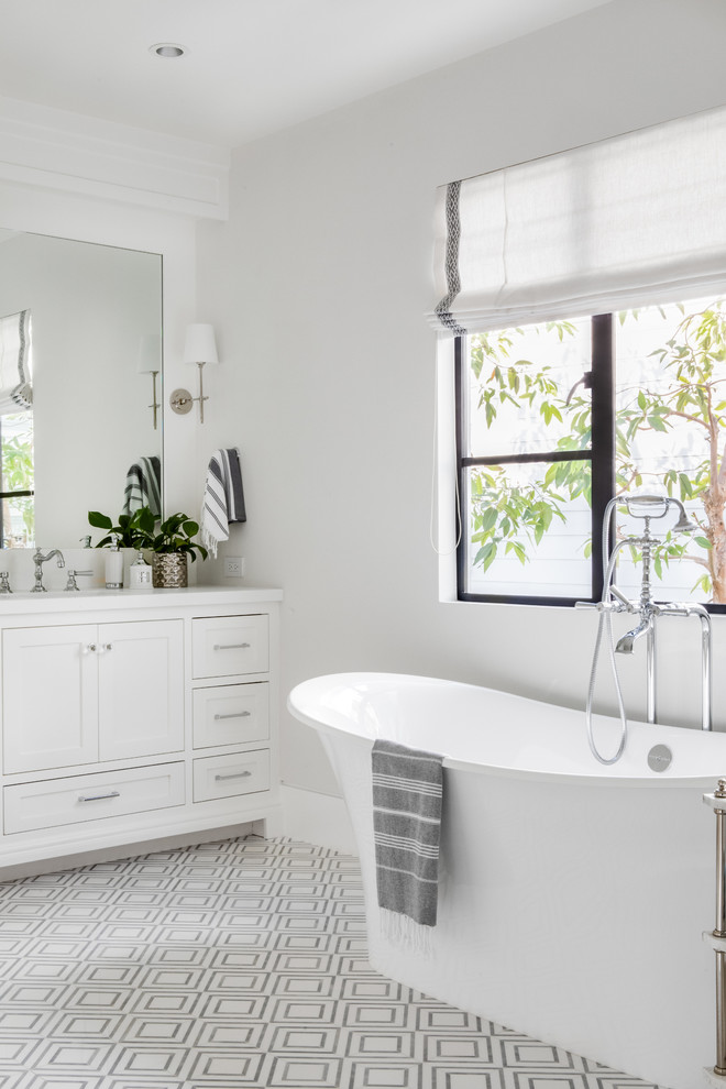 Foto di una stanza da bagno padronale costiera con ante in stile shaker, ante bianche, vasca freestanding, pareti bianche, pavimento multicolore e top bianco