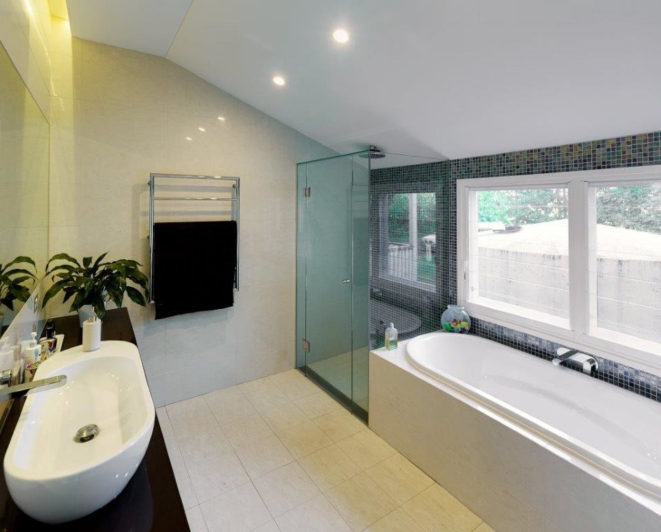 Trendy bathroom photo in Gold Coast - Tweed