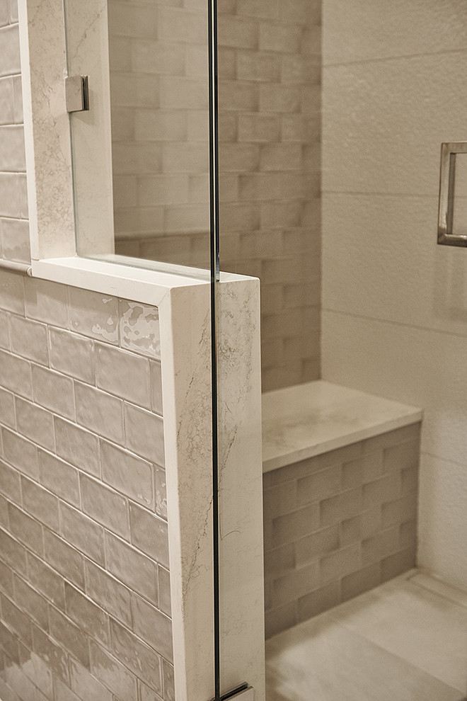 Kleines Klassisches Duschbad mit Eckdusche, Toilette mit Aufsatzspülkasten, grauen Fliesen, Metrofliesen und Falttür-Duschabtrennung in Sonstige