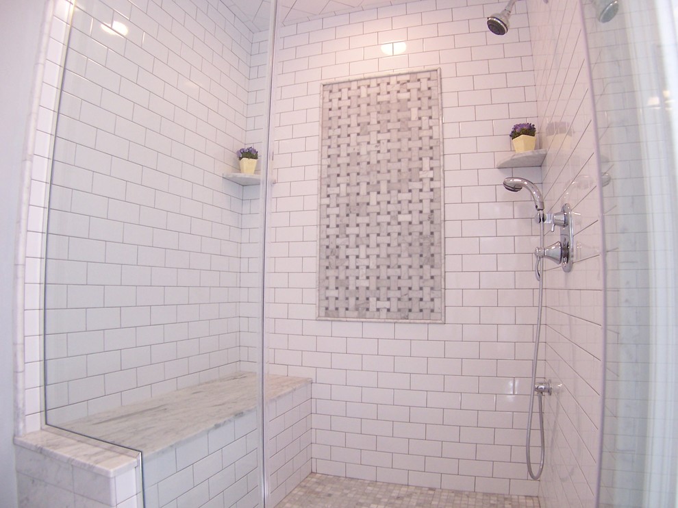 Großes Klassisches Badezimmer En Suite mit Einbaubadewanne, Duschnische, weißen Fliesen, Metrofliesen, grauer Wandfarbe, Marmorboden, grauem Boden und Falttür-Duschabtrennung in New York
