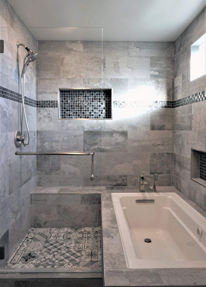 Cette photo montre une salle de bain principale tendance de taille moyenne avec une baignoire posée, un combiné douche/baignoire, un carrelage gris, des carreaux de porcelaine, un mur blanc, un sol en carrelage de porcelaine, un sol gris, une cabine de douche à porte battante et une niche.
