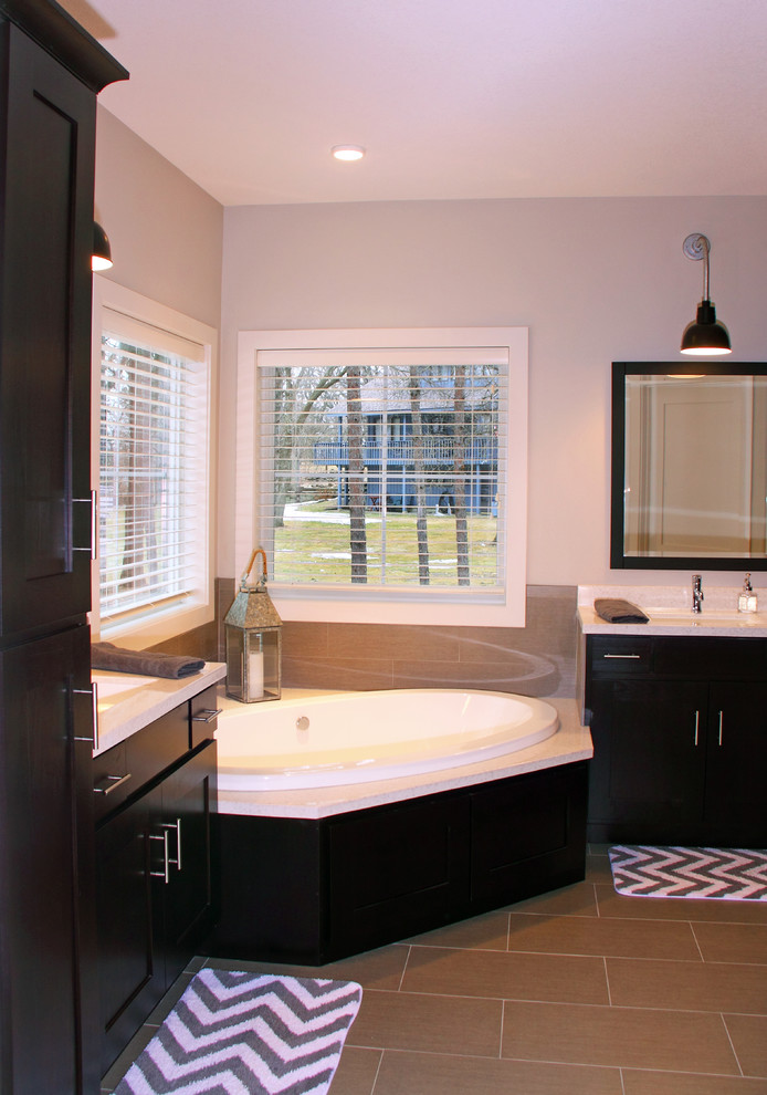 Esempio di una stanza da bagno padronale moderna di medie dimensioni con lavabo integrato, ante lisce, ante beige, top in marmo, piastrelle beige, pareti beige e pavimento con piastrelle in ceramica