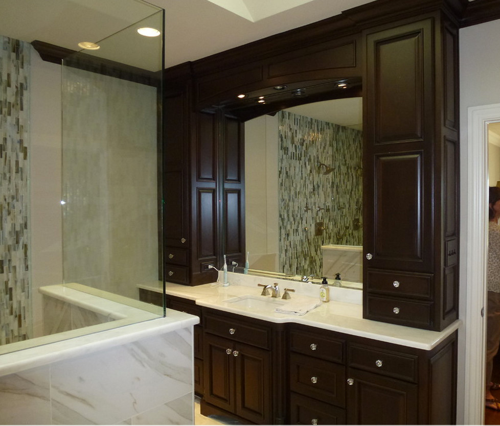 На фото: большая главная ванная комната в классическом стиле с отдельно стоящей ванной и угловым душем с