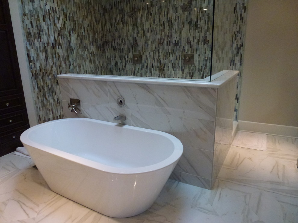 Großes Klassisches Badezimmer En Suite mit freistehender Badewanne und Eckdusche in Little Rock