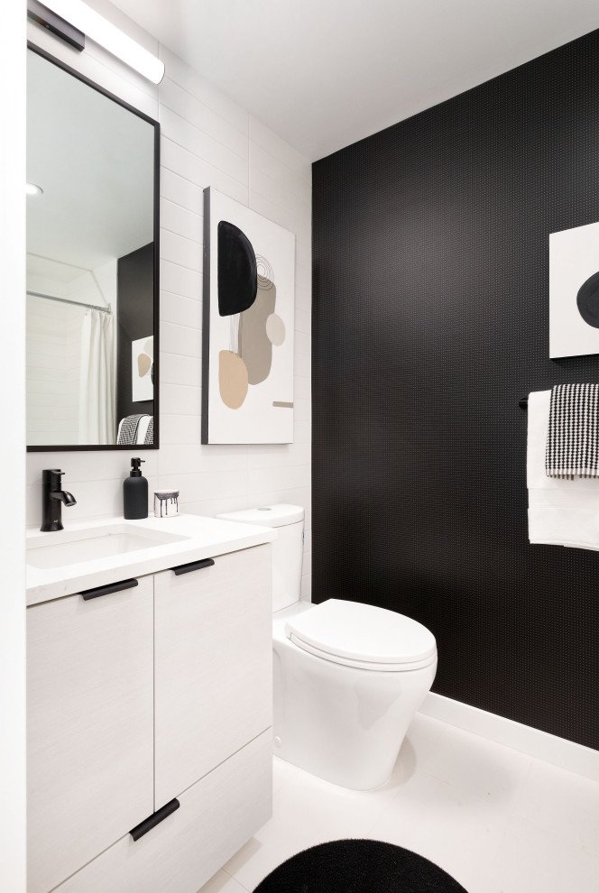 Пример оригинального дизайна: маленькая главная ванная комната в стиле модернизм с плоскими фасадами, бежевыми фасадами, ванной в нише, угловым душем, раздельным унитазом, бежевой плиткой, керамической плиткой, белыми стенами, полом из керамогранита, врезной раковиной, столешницей из кварцита, белым полом, белой столешницей, тумбой под одну раковину, встроенной тумбой и обоями на стенах для на участке и в саду