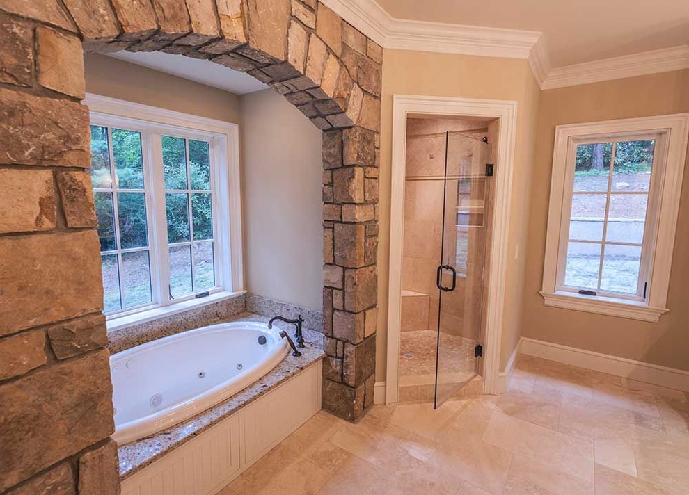 Exempel på ett mellanstort modernt en-suite badrum, med ett badkar i en alkov, en dusch i en alkov, beige kakel och beige väggar