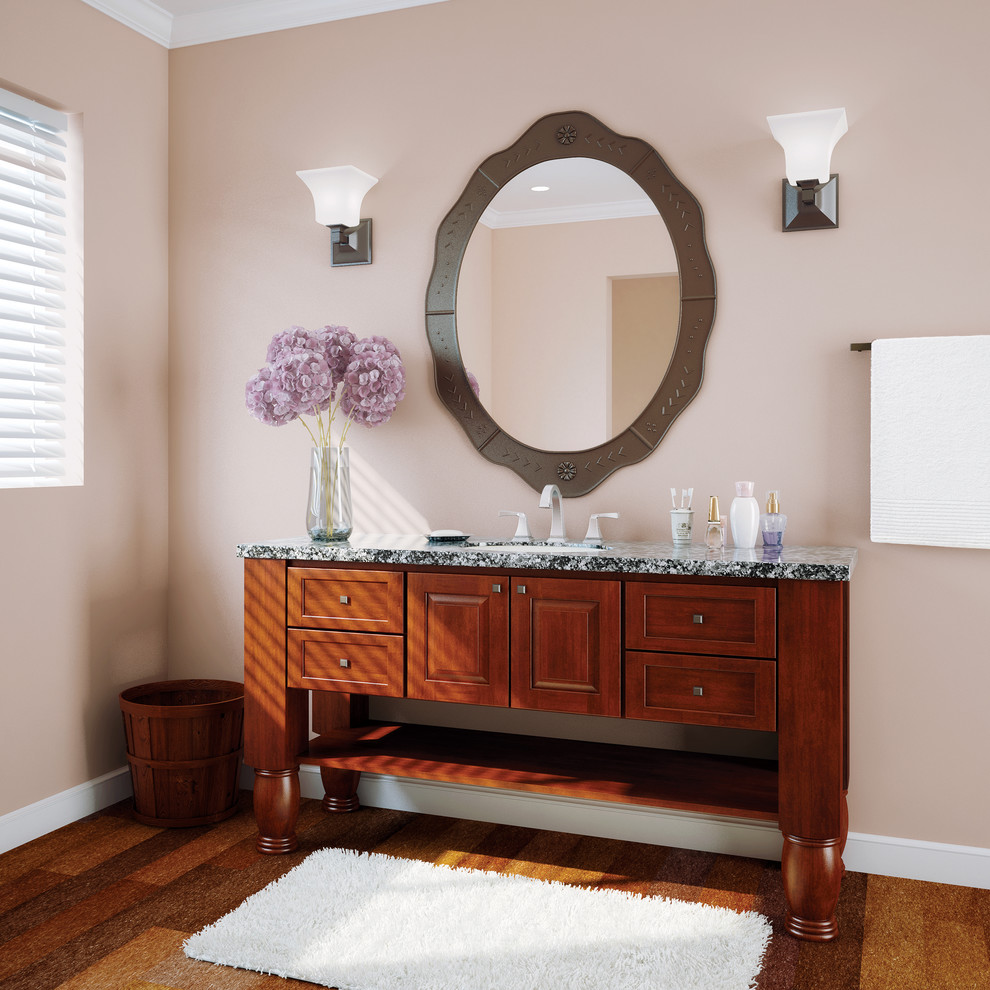 Idéer för små vintage en-suite badrum, med luckor med infälld panel, skåp i mellenmörkt trä, mörkt trägolv och beige väggar