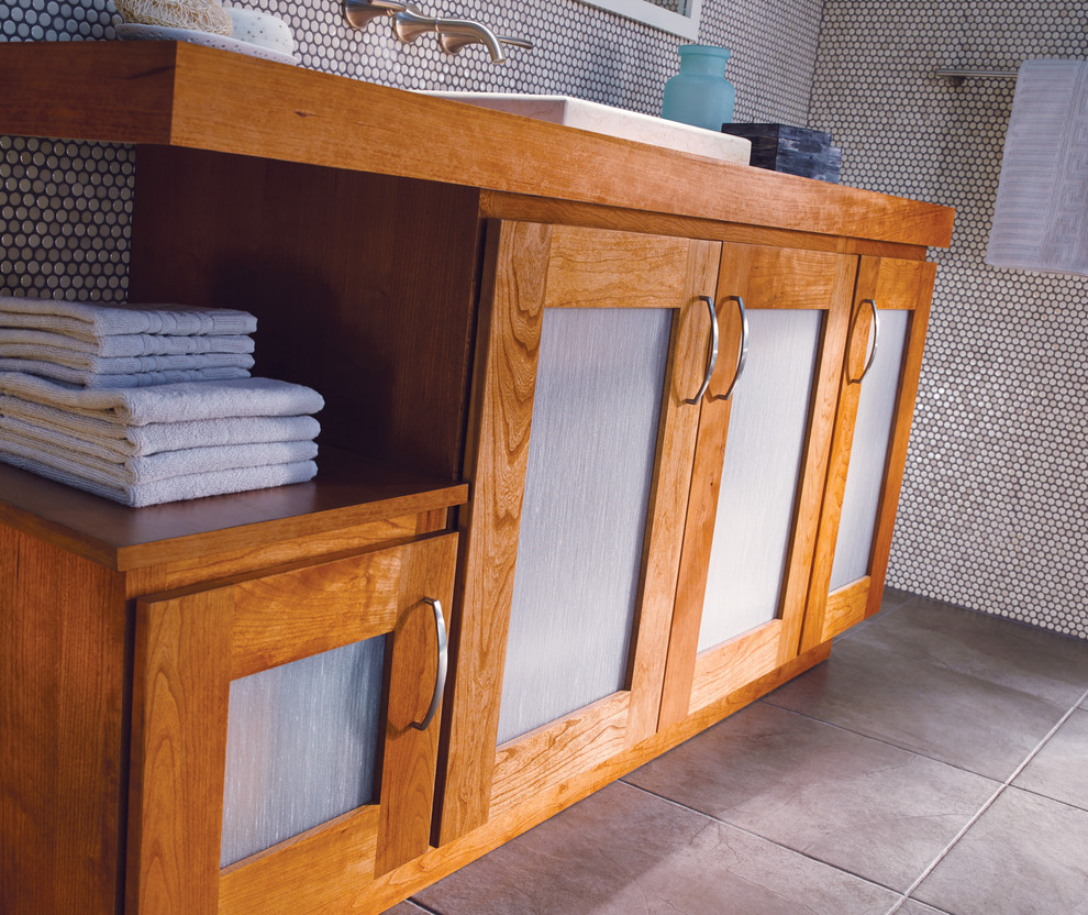 На фото: главная ванная комната среднего размера в современном стиле с фасадами с утопленной филенкой и фасадами цвета дерева среднего тона с