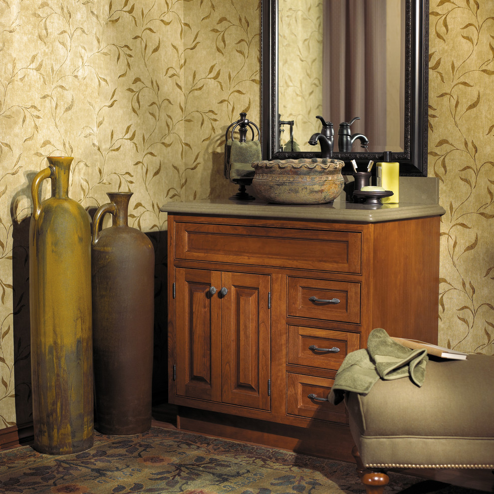 Aménagement d'une petite salle d'eau classique en bois brun avec un placard à porte affleurante et un mur beige.