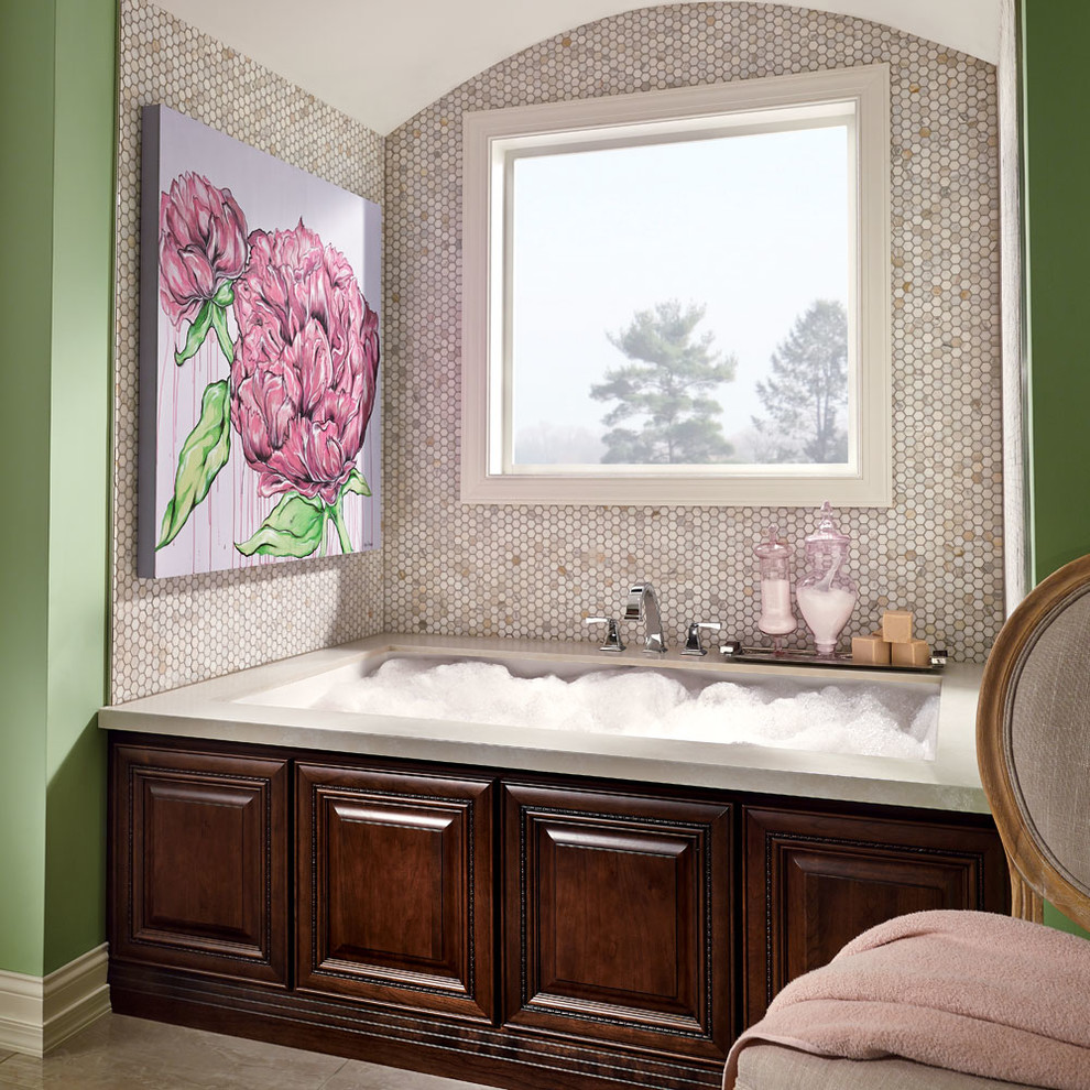 Источник вдохновения для домашнего уюта: огромная главная ванная комната в классическом стиле с темными деревянными фасадами, ванной в нише, зелеными стенами, бежевым полом и плиткой мозаикой
