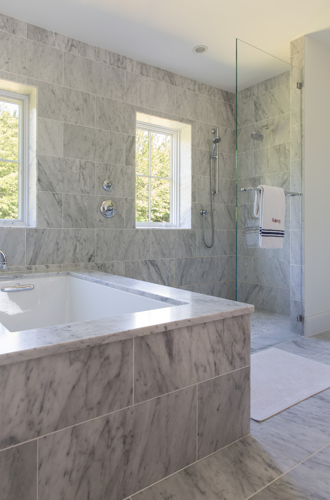Idee per una grande stanza da bagno padronale country con vasca sottopiano, doccia aperta, piastrelle grigie, piastrelle in pietra, pavimento in marmo, pareti grigie e lavabo rettangolare