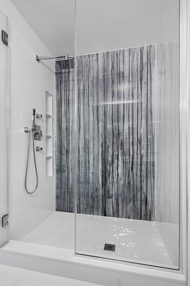 ニューヨークにあるコンテンポラリースタイルのおしゃれな浴室 (アルコーブ型シャワー) の写真