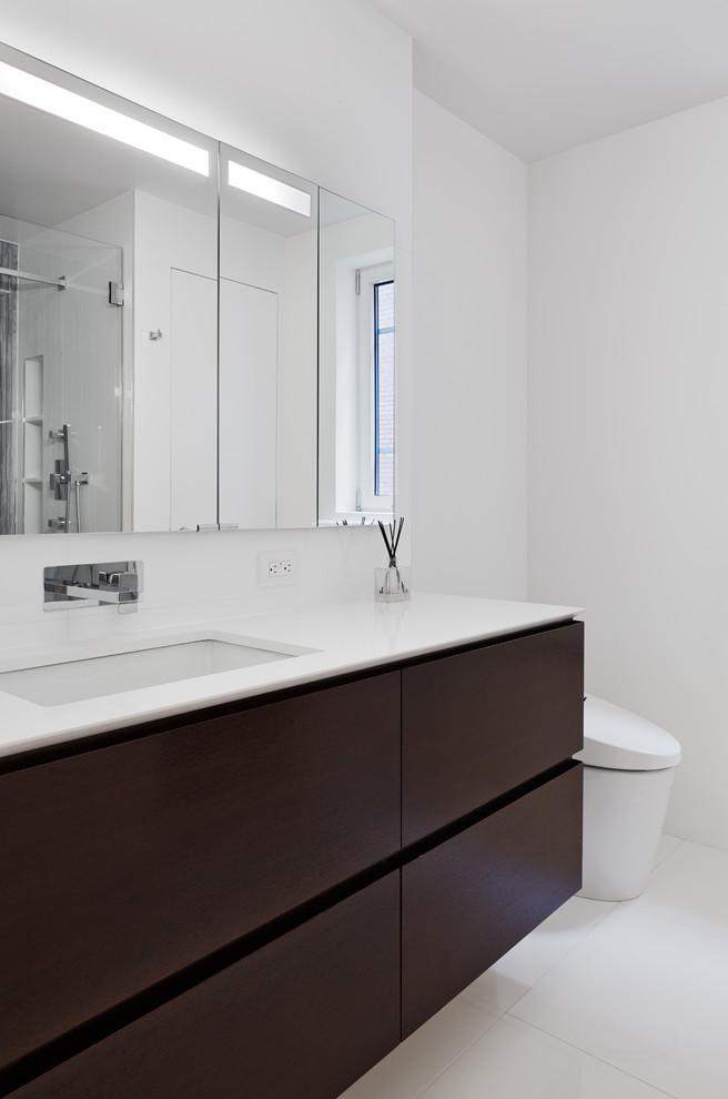 На фото: ванная комната в современном стиле с врезной раковиной с