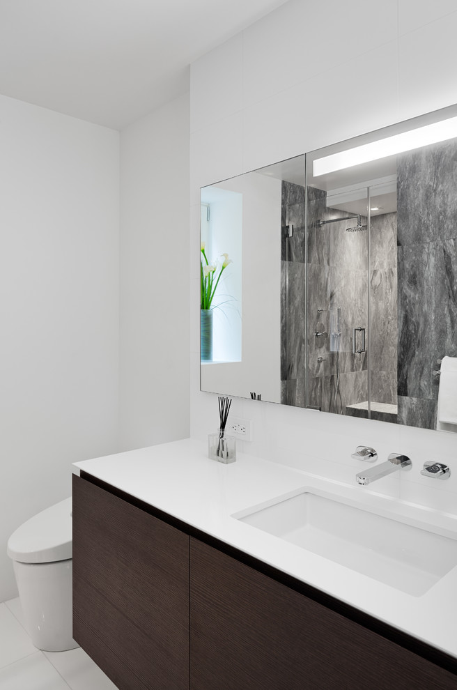 Свежая идея для дизайна: ванная комната в современном стиле с врезной раковиной, плоскими фасадами, темными деревянными фасадами, унитазом-моноблоком и белыми стенами - отличное фото интерьера