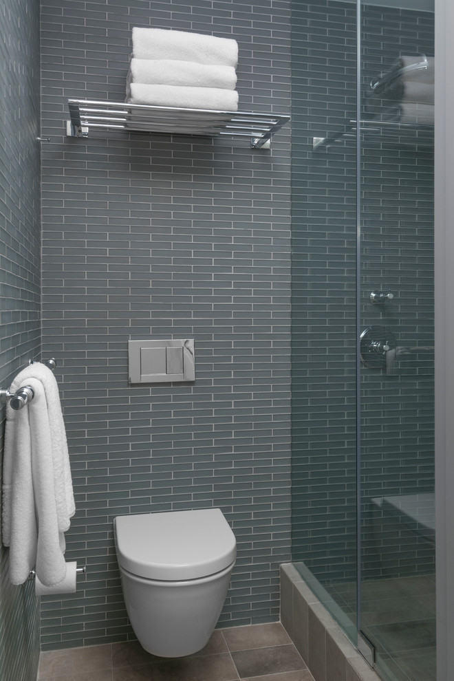 Idee per una piccola stanza da bagno con doccia design con nessun'anta, ante bianche, doccia alcova, WC sospeso, piastrelle grigie, piastrelle di vetro, pareti grigie, pavimento in pietra calcarea, lavabo a bacinella e top in marmo
