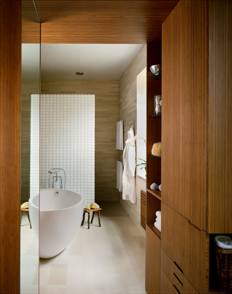 Свежая идея для дизайна: большая главная ванная комната в стиле модернизм с фасадами цвета дерева среднего тона, душем без бортиков и полом из известняка - отличное фото интерьера