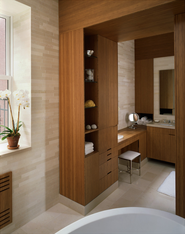 Ejemplo de cuarto de baño principal moderno grande con lavabo bajoencimera, puertas de armario de madera oscura, ducha a ras de suelo y suelo de piedra caliza