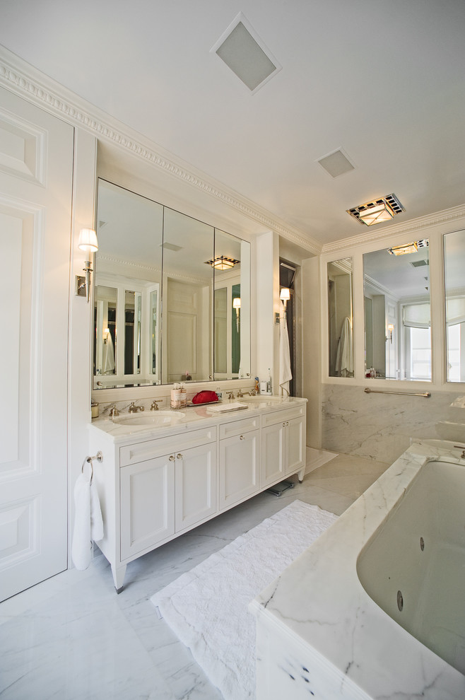 Пример оригинального дизайна: большая главная ванная комната в современном стиле с фасадами с утопленной филенкой, белыми фасадами, накладной ванной, серой плиткой, разноцветной плиткой, белой плиткой, белыми стенами, мраморным полом, врезной раковиной и мраморной столешницей