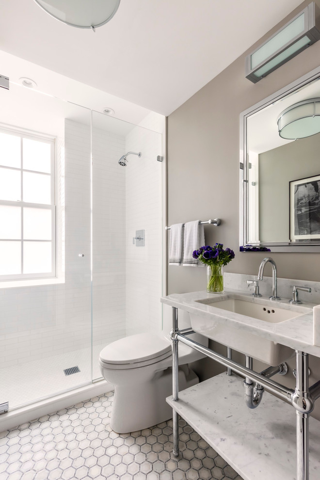 Inspiration för ett vintage badrum, med ett undermonterad handfat, en dusch i en alkov, en toalettstol med hel cisternkåpa, vit kakel, grå väggar och mosaikgolv
