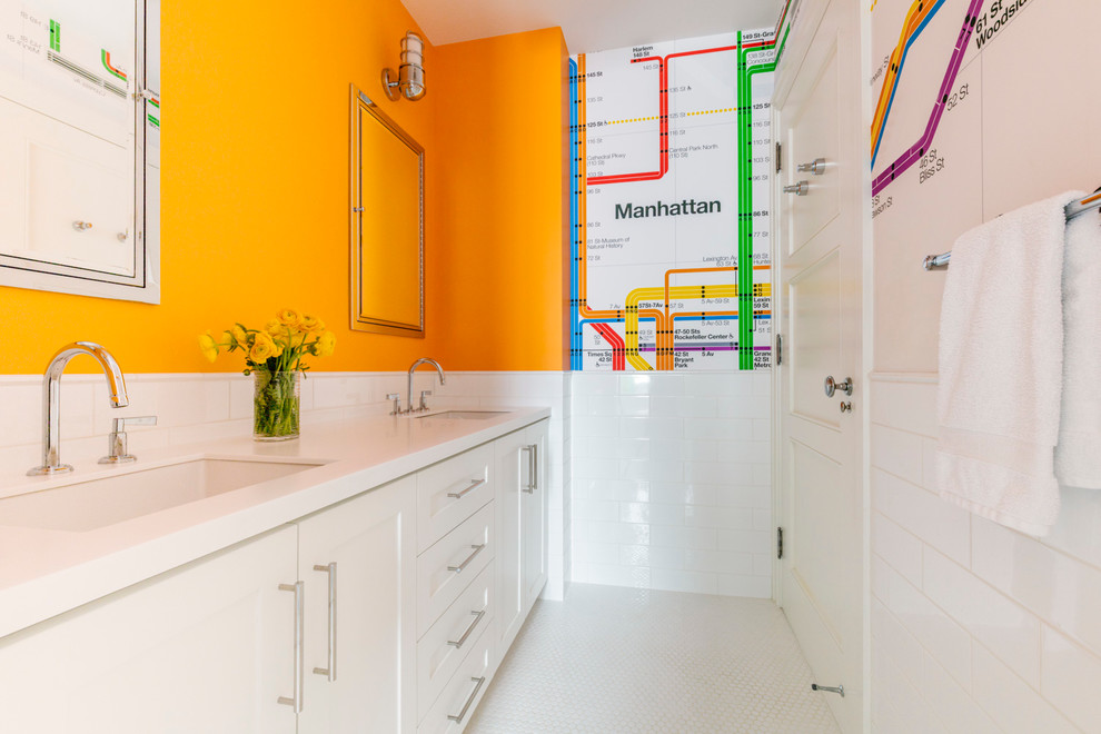 Idée de décoration pour une salle de bain design avec un lavabo encastré, un placard à porte shaker, des portes de placard blanches, un carrelage blanc, un carrelage métro, un mur orange et un sol en carrelage de terre cuite.