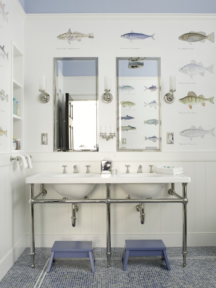 На фото: ванная комната в морском стиле с консольной раковиной, разноцветными стенами и полом из мозаичной плитки